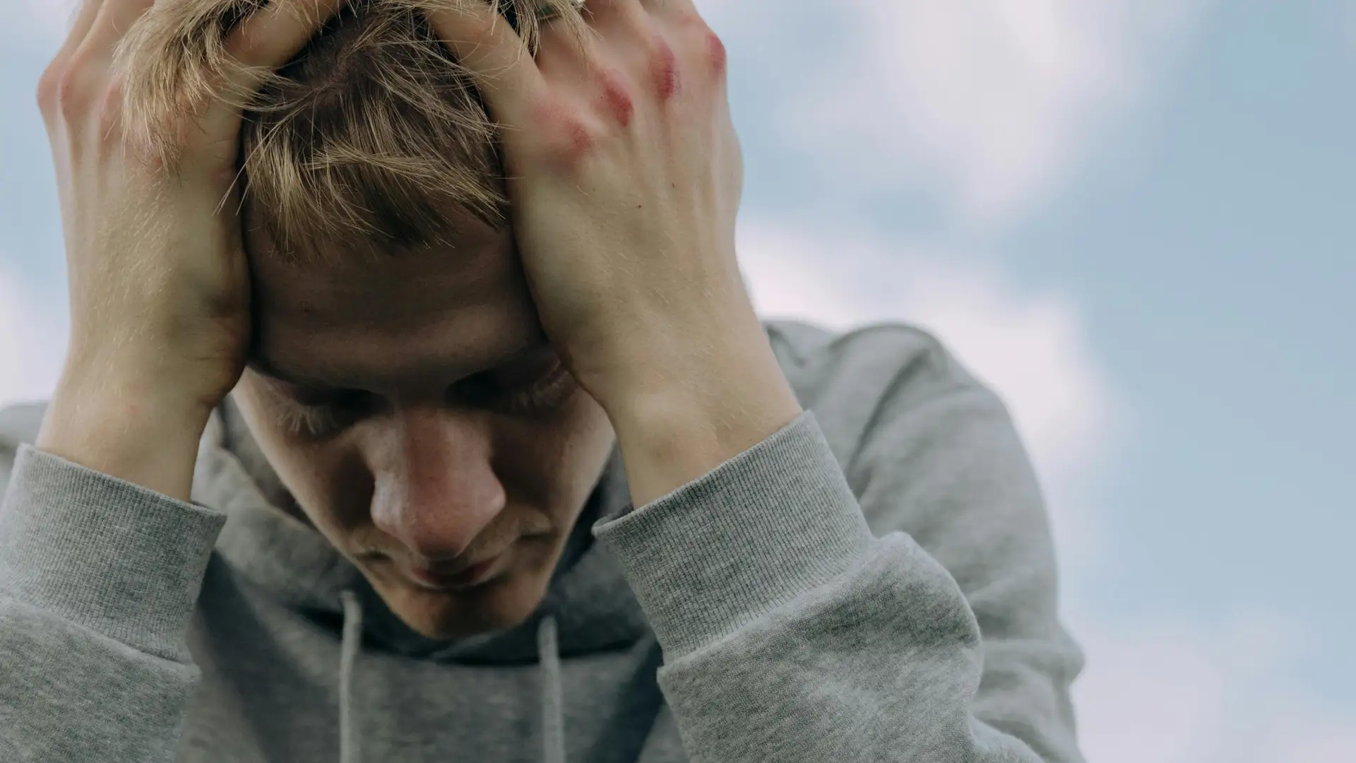 Mann rauft sich verzweifelt die Haare